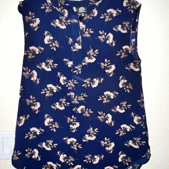 ❄️ NWOT- LADIES BOBEAU SLEEVELESS TOP- SIZE XS- SPRING/SUMMER PARTIAL BUTTON - Picture 2 of 4